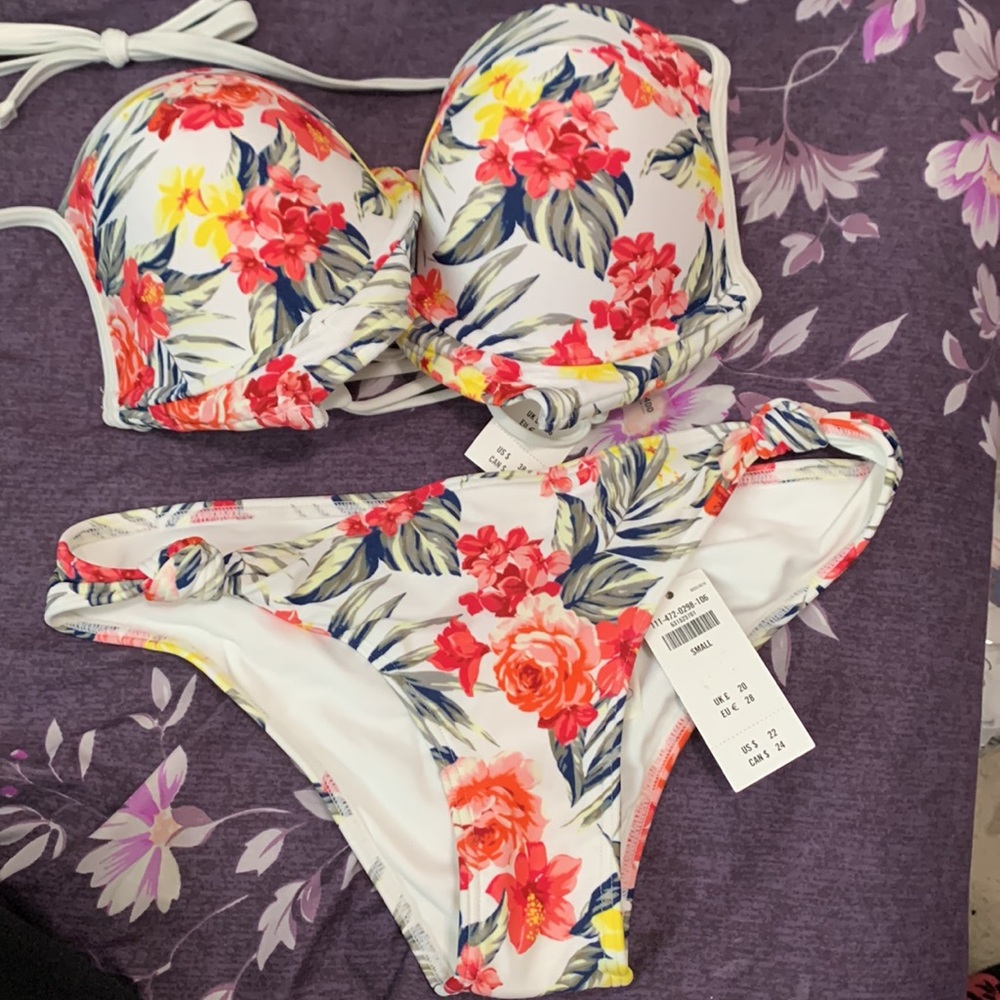 Brand New Swim Top size 34DD with matching swim bottom size S from Abercrombie